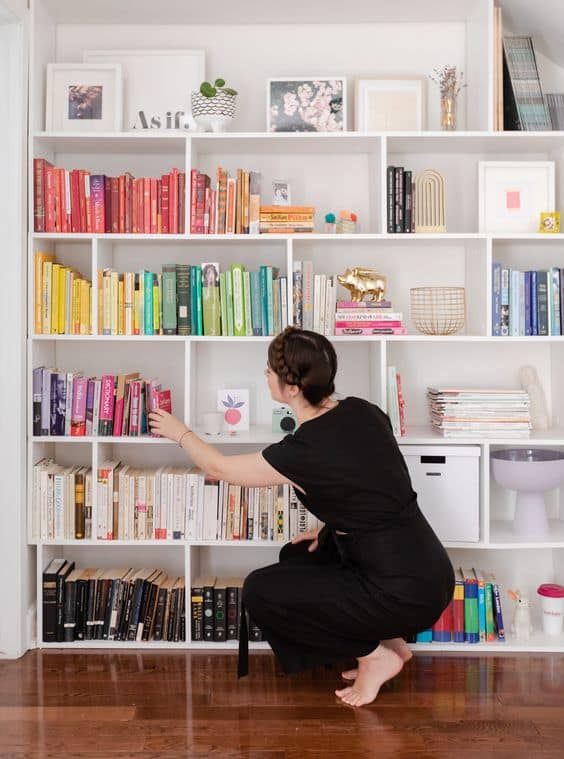 Alexandra Gater faisant du home staging pour de la décoration.