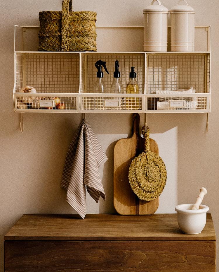 ZARA HOME - étagère murale bois métal 99,99 € - RÉF. 0270/077 https://www.zarahome.com/fr/etagere-murale-bois-metal-laque-l40270077?ct=true&categoryId=1020615414&colorId=733